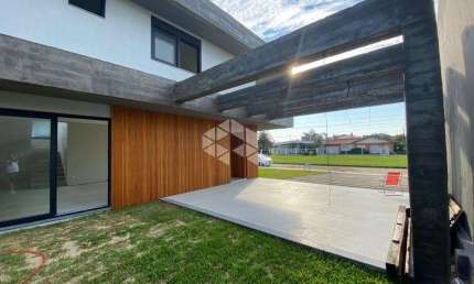 Casa à venda, com 4 quartos/domitórios, 2 vagas/box, no bairro em Atlântida, Xangri-Lá/RS