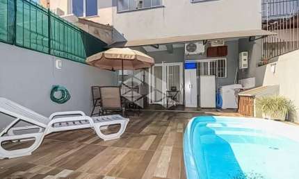 BELO SOBRADO COM PISCINA NO PÁTIO, SUÍTE COM SACADA E GARAGEM COBERTA