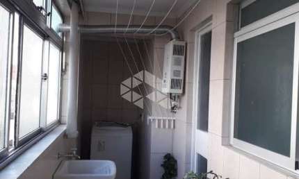 Apartamento dois dormitórios com garagem, sacada e elevador , 75m² área privativa no bairro Menino Deus