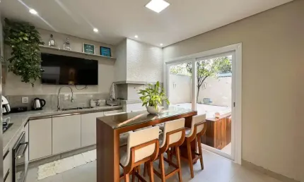 Casa térrea semi mobiliada de 3 quartos, 2 vagas para carro, bairro olaria