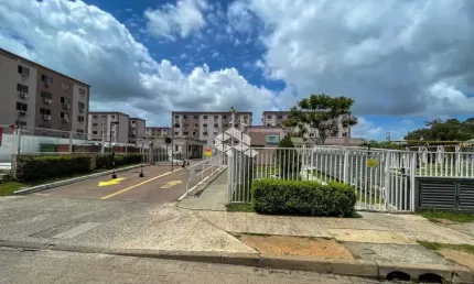 Apartamento reformado com 2 dormitórios e vaga de estacionamento.