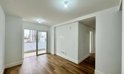 Apartamento com 2 dormitórios, 1 suíte, sacada com churrasqueira e vaga coberta. Aceita financiamento.