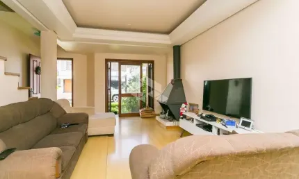 Casa em condomínio com 3 dormitórios no Centrinho da Tristeza em Porto Alegre.