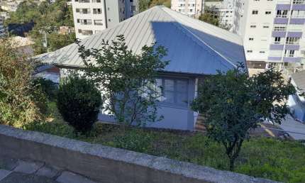 Casa em alvenaria, passível de financiamento a 5 minutos do centro.
