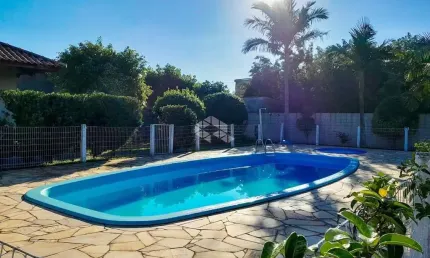 Casa em condomínio fechado semi mobiliada 90m² 02 dormitórios 02 vagas cobertas no Bairro Rio Branco, em Canoas