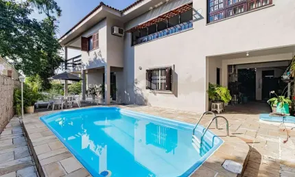 Excelente casa com 03 dormitórios, piscina, salão de festas, bairro Sétimo Céu em Porto Alegre.
