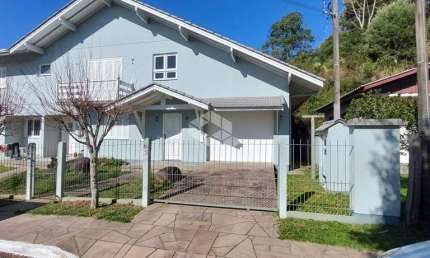 casa 3 dormitórios cerca 200 m² com 02 apartamento de 01 dormitorio próximo ao Lago Negro em Gramado