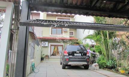 Excelente casa 3 dormitórios com uma suíte, 2 vagas de garagem e piscina à venda no Guarujá.