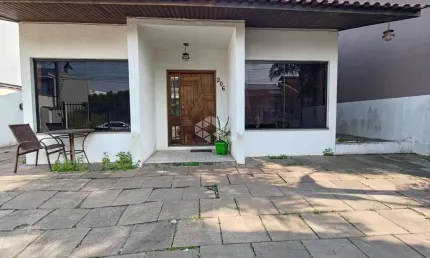 Casa 3 dormitórios, 2 banheiros, 4 vagas, quintal grande, aceita pet, lareira,  churrasqueira, ar condicionado