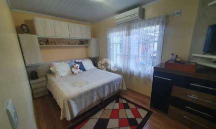 Casa térrea com 2 dormitórios/2 banheiros/2 vagas e pátio com piscina