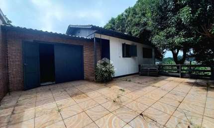 Casa mista com 68m², 3 dormitórios, sala, 1 banheiro, garagem com churrasqqueira, patio.