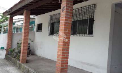 Casa á venda no bairro Nova Santa Marta, com 03 quartos e uma suíte em Santa Maria, RS.