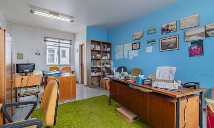 Sala comercial de frente com 33 m² no 4º Distrito de Porto Alegre - São Geraldo.
