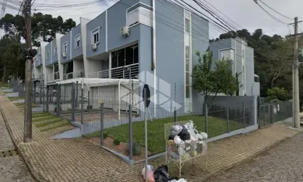 Casa sobrado triplex semimobiliado de 2 dormitórios com 96m2 em Ana Recha, Caxias do Sul