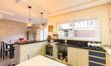 Casa sobrado 3 dormitórios sendo 1 suíte, reformado e decorado, semimobiliado, pátio, vaga 2 veículos, igara/canoas. aceita financiamento bancário
