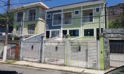 Sobrado na Vila Mazzei com 3 dormitórios e 2 vagas de garagem.