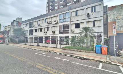 APARTAMENTO À VENDA COM 3 QUARTOS SENDO 1 SUÍTE E 1 VAGA DE GARAGEM NO BAIRRO COQUEIROS EM FLORIANÓPOLIS/SC.
