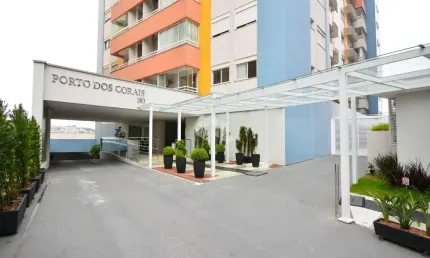 APARTAMENTO SEMIMOBILIADO COM 3 QUARTOS SENDO 1 SUÍTE E 1 VAGA DE GARAGEM NO CENTRO FLORIANÓPOLIS/SC