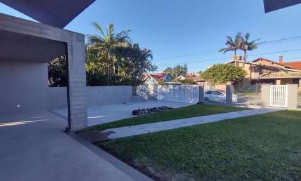 Casa térrea com 4 suítes + lavabo, amplo living com lareira e com acesso ao pátio em frente, quanto aos fundos da casa