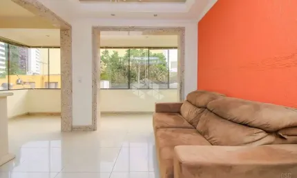 Apartamento dois quartos, com vaga e churrasqueira, no Petrópolis