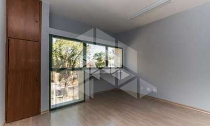 Sala comercial desocupada no bairro Floresta em Porto Alegre/RS