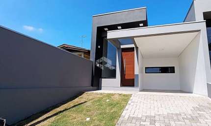 Casa geminada plana com 3 dormitórios, sendo 1 suíte com closet, sala de estar com pé direito alto, Aceita financiamento bancário e FGTS.