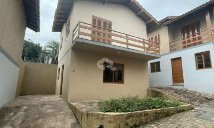 Casa estilo sobrado, em condomínio fechado, com 3 dormitórios, sendo 1 suíte, com terraço e vista para o Guaíba