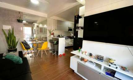 Apartamento térreo a venda com 55 m²,  semi-mobiliado, 2 dormitórios, churrasqueira e 1 vaga na Cavalhada