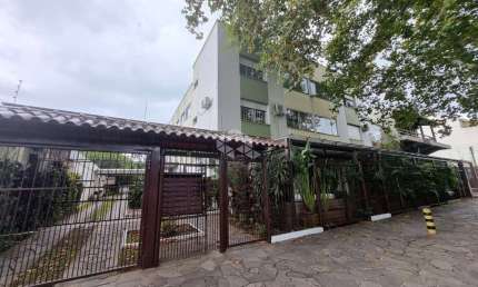 Apartamento desocupado de 2 dormitorios no bairro Camaquã em Porto Alegre.