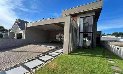 Casa semimobiliada com 3 dormitórios e piscina no Royal Country!