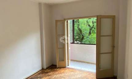 Amplo apartamento de 2 quartos com Sacada,  no Centro Histórico, Próximo a Santa Casa e UFRGS.