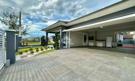 Casa 04quartos/dormitórios e 02 vagas/box em Atlântida Sul!