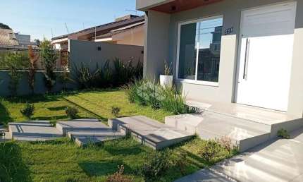 Casa de alto padrão com 3 quartos, uma suíte, piscina, no bairro São José em Santa Maria