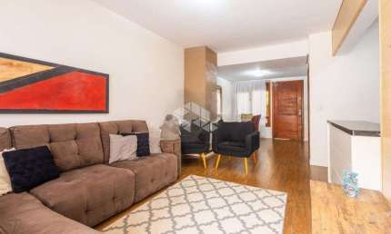 Casa estilo sobrado com 140m², 3 dormitórios sendo 1 suíte e 2 vagas no Jardins do Prado
