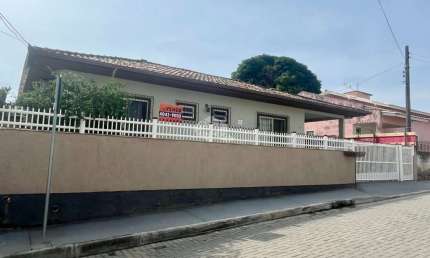 CASA COM AMPLO QUINTAL 3 QUARTOS 1 SUÍTE SEMIMOBILIADA NO RIO TAVARES FLORIANÓPOLIS