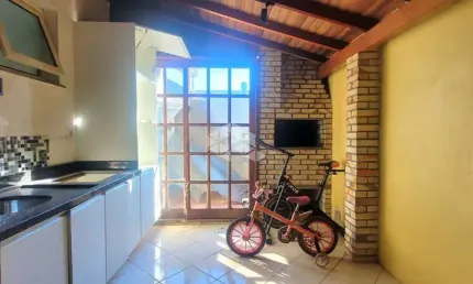 Casa condomínio fechado, 2 dormitórios, living com 3 ambientes, sala de estar, jantar e cozinha e um espaço com churrasqueira, 2 vagas de garagem,
