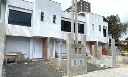 Sobrado duplex entrega para final de setembro, composto por 2 suítes, sala de estar e jantar, cozinha, área de serviço, lavabo, churrasqueira, no cent