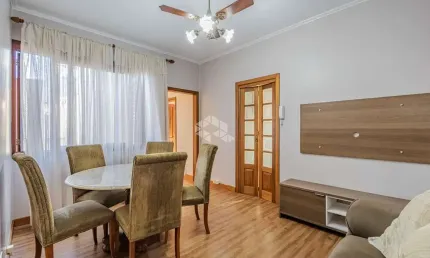 Apartamento 2 dormitórios, reformado, 1 vaga de garagem no bairro São Geraldo, em Porto Alegre.