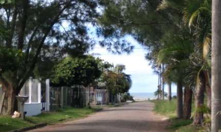 Casa mobiliada a  poucos metros da praia em Capão da Canoa RS