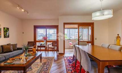 Apartamento com três quartos e três vagas, no bairro Bela Vista