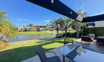 Sobrado mobiliado Beira de Lago com 4 suítes no Condominio Fechado em Xangri-la