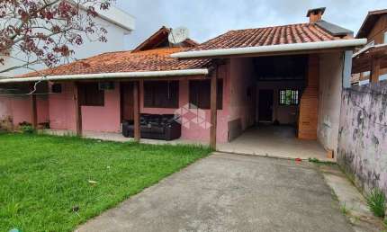 Casa residencial com 3 dormitórios, sendo 1 suíte, 2 vagas de garagem no bairro Carianos em Florianópolis/SC.