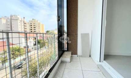 Apartamento 02 dormitórios com sacada e totalmente reformado