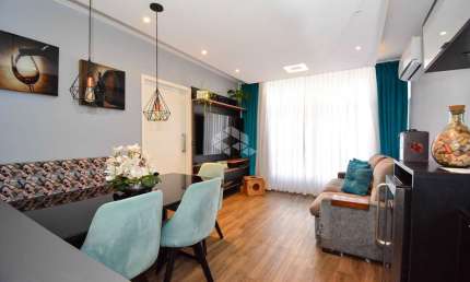 APARTAMENTO SEMIMOBILIADO COM 2 SUÍTES E 1 VAGA DE GARAGEM NO CENTRO DE FLORIANÓPOLIS
