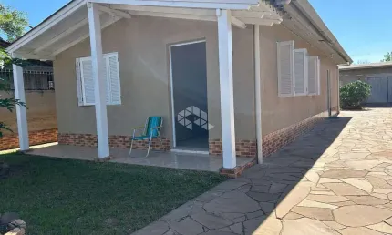 Casa térrea com 2 dormitorios, 02 salas e cozinha grande, garagem com churrasqueira com 60 metros