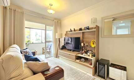 Apartamento 65m² mobiliado com 2 dormitórios, 1 vaga de Garagem, sacada com churrasqueira integrada ao living, a venda no Centro, aceita financiamento