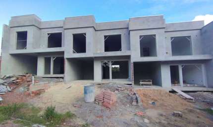 Triplex em fase de construção com acabamento de qualidade e dormitórios com sacada