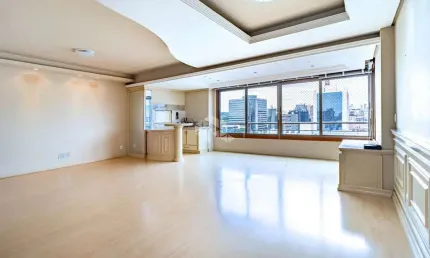 Apartamento 3 dormitórios e 2 vagas no bairro Mont Serrat, em Porto Alegre.