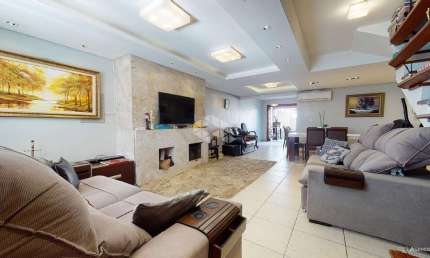 Casa de 04 dormitórios e 02 vagas com 230m² no bairro Ipanema em Poa.