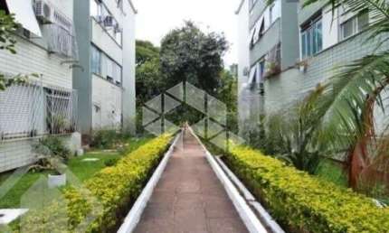 Apartamento térreo em condomínio fechado no bairro Cavalhada.